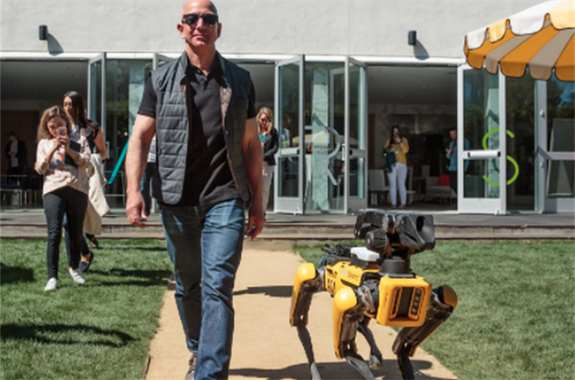 Zakladatel Amazon se svým robotickým psem.