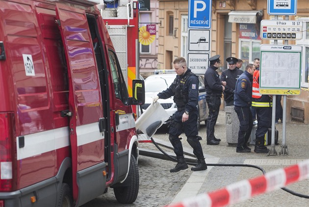 Policisté zasahují na míst inu.