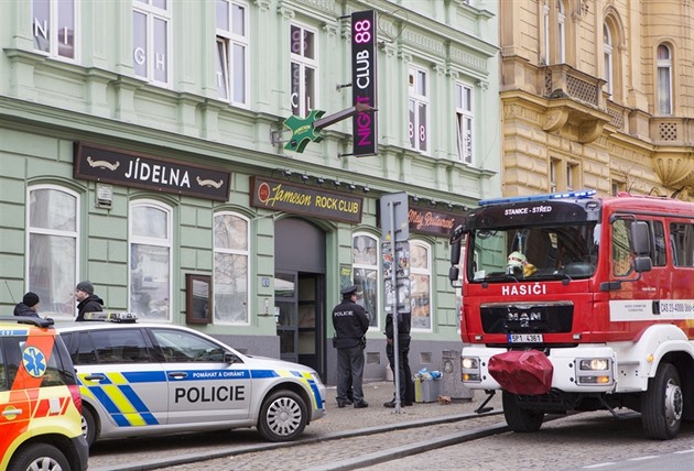 U erotického klubu zasahovali policisté, hasii i záchranái.