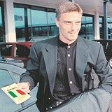 Poznali byste ho? Tomáš Řepka drží v ruce italský slovník, je totiž rok 1998,...