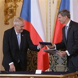 Prezident České republiky Miloš Zeman a předseda ČOV Jiří Kejval podepsali 25....