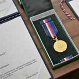 Medaile je ocenění za jeho službu.