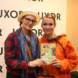 Lucie Nachtigallová se svou kamarádkou Nikolou Skondrojani, která knížku Výlety...