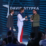 Vojtch Dyk pedv cenu Davidovi Stypkovi.