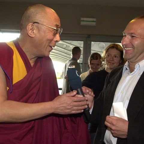 Marek Wollner pi rozhovoru s Dalajlamou.