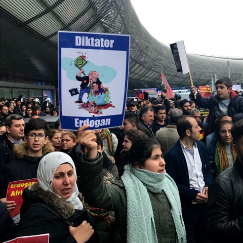 Kurdov protestuj proti Tureckm tokm na Afrn.
