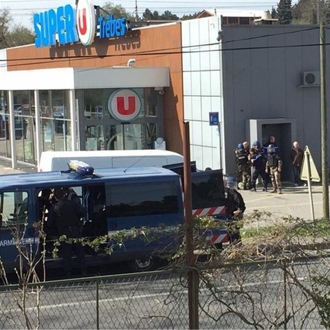 Policisté zasahují v supermarketu ve městě Trébes.