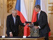 Prezident eské republiky Milo Zeman a pedseda OV Jií Kejval podepsali 25....