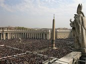 Do Vatikánu se na velikononí svátky sjídí davy lidí.