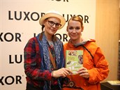 Lucie Nachtigallová se svou kamarádkou Nikolou Skondrojani, která kníku Výlety...