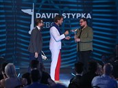 Vojtch Dyk pedává cenu Davidovi Stypkovi.