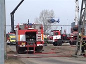 Nkolik zranných pevezl vrtulník do praské nemocnice na Vinohradech.