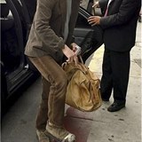 Keanu Reeves nepotebuje nov boty, vysta si s lepenkou.