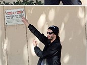 Keanu Reeves se trénuje bojové umní kdesi u silnice.