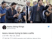 Ups! Neo si zkouí poídit selfie.