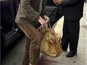 Keanu Reeves nepotebuje nové boty, vystaí si s lepenkou.