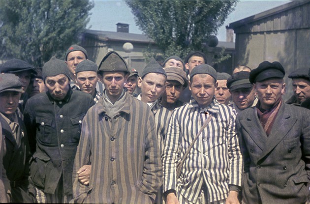 Pohled na vzn z Dachau na kolorovaných fotografiích.