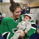 Hokejistka Serah Smallov s dcerkou Ellie.