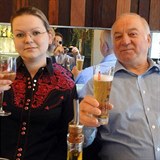 Julia Skripalová a agent Sergej Skripal.