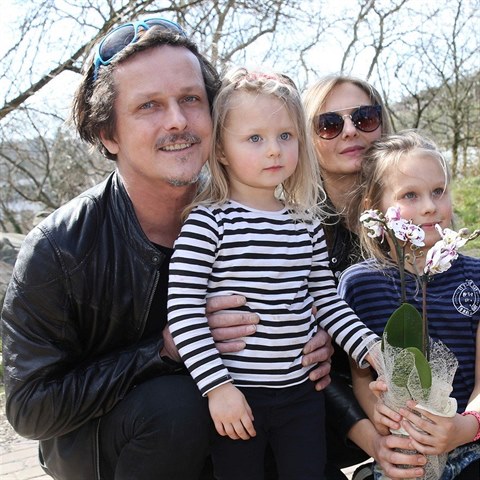 Michal Maltn s manelkou a dcerkami.