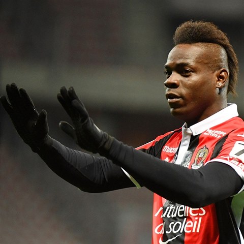 Mario Balotelli m talentu na rozdvn. Kariru si ale kaz svmi malry.