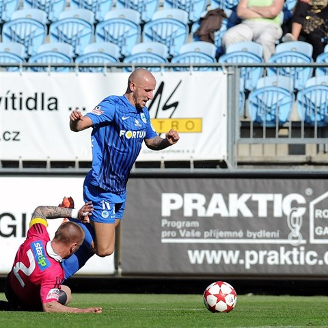 Rok 2012: Tom epka v dresu Budjovic fauluje Michala Breznanka z Liberce....