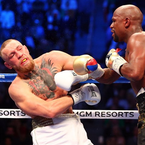 Conor McGregor na chvli pesedlal na box. Od Floyda Mayweathera sice dostal...