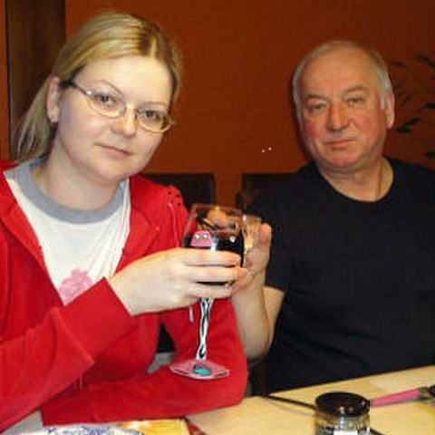 Otrven dvojice Julia Skripalov a Sergej Skripal.