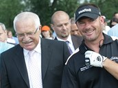 Alex ejka na golfovém turnaji s tehdejím prezidentem Václavem Klausem.