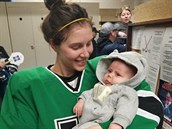 Hokejistka Serah Smallová s dcerkou Ellie.