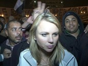 Reportérka Lara Loganová se stala obtí davu rozvánných muslim.