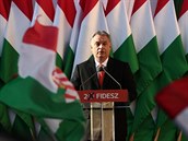 Viktor Orbán slaví vítzství svojí strany.