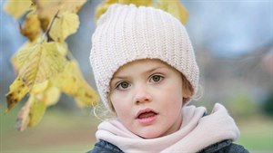�védská princezna Estelle vypadá v bund� s �epicí jako normální dít� v p�írod�.