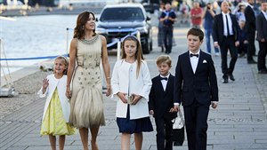 Dán�tí princové a princezny na procházce s princeznou Mary.