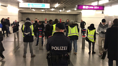 Rakouská policie v akci ve vídeském metru.