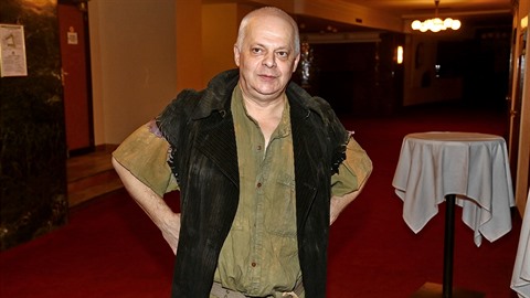 Klepl je na kostýmy zvyklý. Na paruky nikoliv.