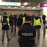 Rakousk policie v akci ve vdeskm metru.