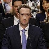Mark Zuckerberg přes senátem nepůsobil příliš energickým dojmem.