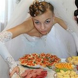 S tak originální svatební hostinou si nevěsta prostě musela udělat fotku!