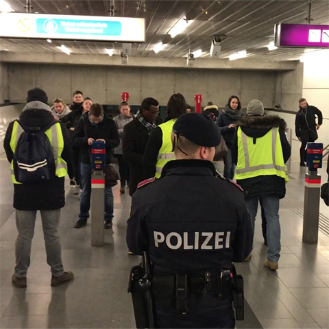 Rakouská policie v akci ve vídeňském metru.