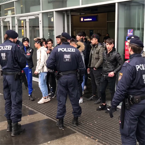 Rakousk policie kontroluje mlad azylanty u vchodu z ndra.