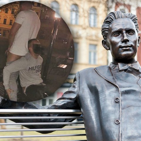 Vandalové předstírali sex se sochou Jiřího Wolkera!
