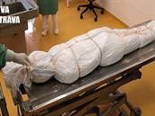 Tělo Moniky zabalené jako mumie během pitvy v Ostravě