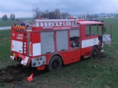 Vz hasi se stetl s dodávkou na kiovatce poblí obce Lety.