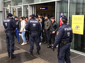 Rakouská policie kontroluje mladé azylanty u východu z nádraí.