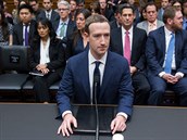 éf Facebooku Mark Zuckerberg si grilování od amerických senátor zjevn píli...