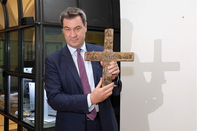 Bavorský premiér Markus Söder ped vyvením kíe na úad místní vlády.