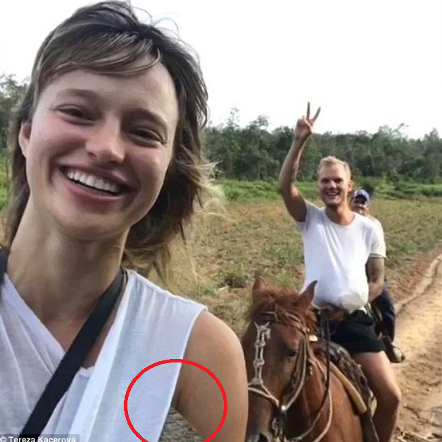 Záhada selfie Terezy a Aviciiho: Přidala se na snímek pomocí Photoshopu? -  Expres.cz
