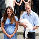 Kate s Williamem v roce 2013 ukázali svého prvního syna prince George.
