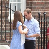 Čerstvě narozený princ George s rodiči v roce 2013.